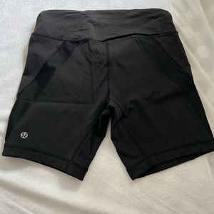 Lululemon bike shorts black size 6